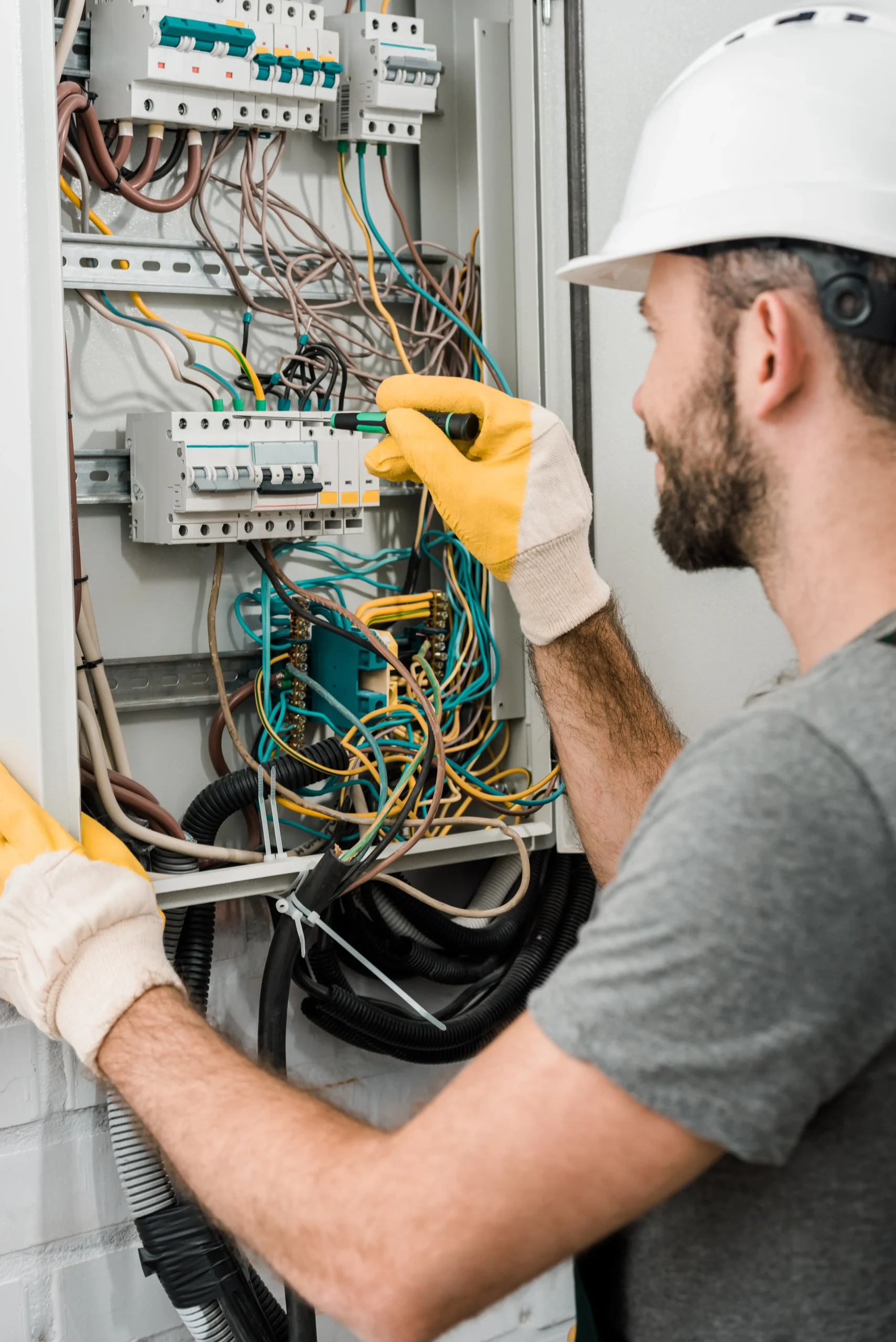 Tecnico elettricista al lavoro a Roma